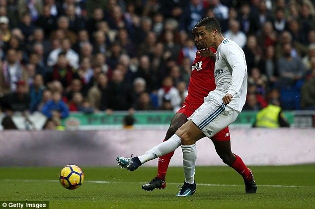 Real Madrid 5-0 Sevilla: Cú đúp của C.Ronaldo - 2
Real Madrid chơi trên cơ hoàn toàn trước Sevilla