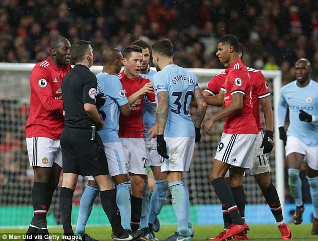 “Thảm họa” Lukaku bị chỉ trích vì “kiến tạo” hai bàn cho Man City - 1
Lukaku (trái) là thảm họa của MU trong trận đấu với Man City