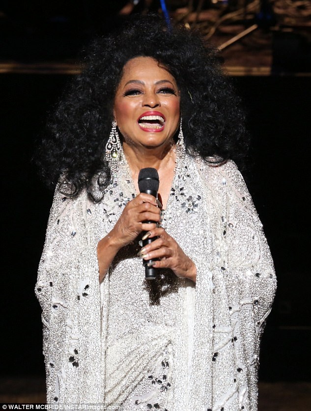 Ở tuổi 73, bà vẫn giữ được phong độ biểu diễn trên sân khấu.