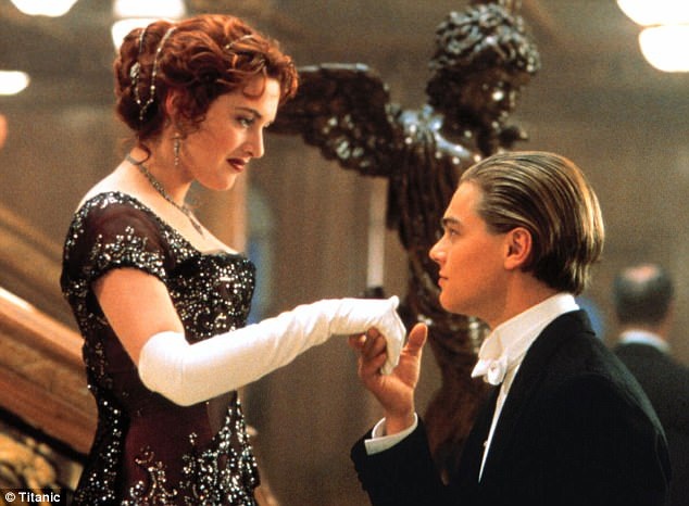 Tại sao cặp đôi “Titanic” không yêu mà chỉ là bạn suốt 20 năm? - 4 Hai người đã là bạn kể từ lần đầu gặp nhau trên phim trường “Titanic”. Tính đến nay, bộ phim đã mang lại doanh thu tổng cộng 2 tỷ USD.