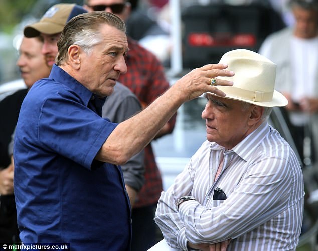 Các “lão tướng” U80 huyền thoại tái xuất với vai… “gangster” - 6 Robert De Niro đang trò chuyện với đạo diễn Martin Scorsese.