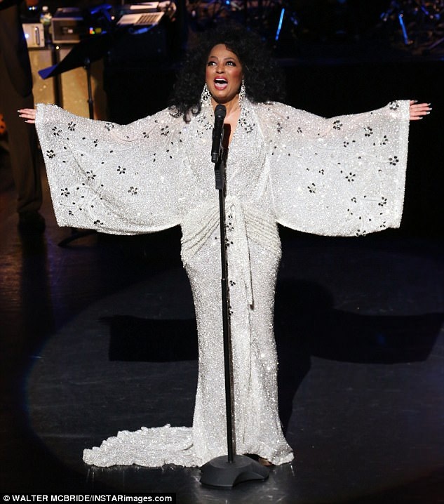 Sự xuất hiện của bà khiến công chúng rất vui mừng được biết nữ diva vẫn khỏe mạnh, vui tươi và có thể cất cao tiếng hát.