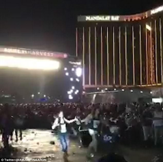 Xả súng tại đêm nhạc ở Las Vegas: Khoảnh khắc ngay trước bi kịch - 5 Kẻ sát nhân hiện tại đã được xác minh danh tính, là một người đàn ông Mỹ có tên Stephen Paddock, 64 tuổi. Paddock đã nã súng từ tầng thứ 32 của khách sạn Mandalay Bay Hotel (góc phải của ảnh) xuống đám đông đang có mặt tại buổi biểu diễn âm nhạc ở sân khấu ngoài trời bên dưới.