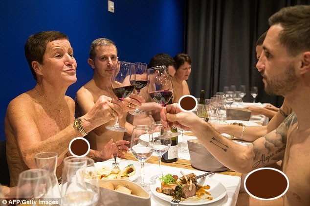 “Đột nhập” quán ăn “khỏa thân” duy nhất của thành phố Paris - 1 Một nhà hàng ở Paris đã bắt đầu phục vụ các thực khách khỏa thân. Nằm ở phía tây nam thành phố, Onaturel được biết tới là nhà hàng khỏa thân đầu tiên và duy nhất tại Paris (tính đến thời điểm này).