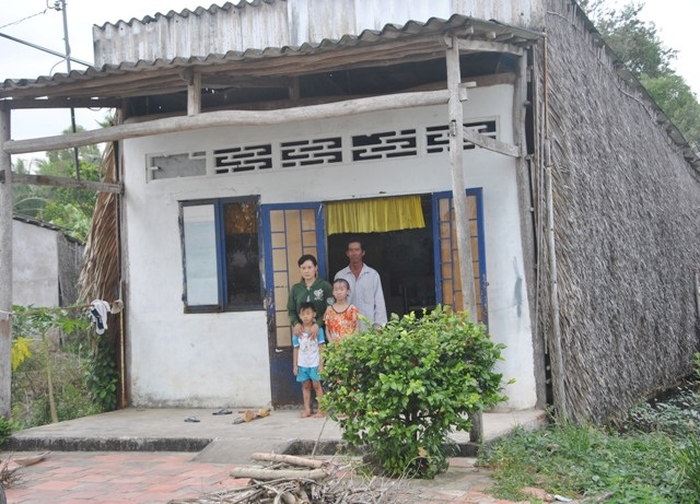 Thương bé gái bị lở loét khắp người phải nghỉ học vì không tiền chữa bệnh - 8 Thương bé gái bị lở loét khắp người phải nghỉ học vì không tiền chữa bệnh - 8