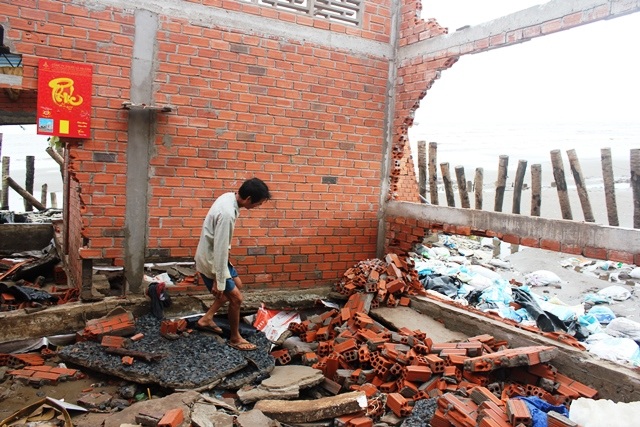 
Căn nhà của ông Ngoạt bị sóng biển cuốn phăng từng mảng tường
