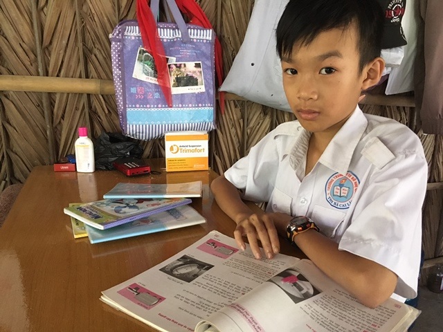 Thương bé lớp 7 chăm cả cha và mẹ đều mắc bệnh ung thư - 8 Em Quang có nguy cơ bỏ học giữa chừng do nhà nghèo khó