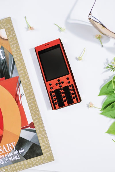 Món quà biết nói lời yêu của Mobiado - 5 Professional 3 VG Rubis huyền bí hồng ngọc – sắc màu chưa từng xuất hiện trên các sản phẩm cao cấp. Giá niêm yết phiên bản này là 68 triệu đồng.