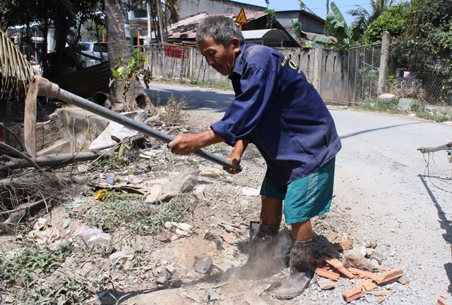 Ông lão nghèo hơn 20 năm vá đường không công - 5
Dù lớn tuổi nhưng ông vẫn kiên trì vá đường giúp bà con đi lại thuận tiện