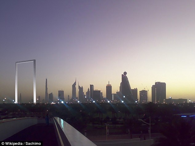 Choáng ngợp trước khung ảnh dát vàng khổng lồ tiêu tốn 993 tỷ đồng - 5 Khi đứng trên cây cầu kết nối hai tòa tháp, du khách sẽ có thể chiêm ngưỡng toàn cảnh thành phố. Trong ảnh là công trình về đêm. Hiện tại, việc phủ lớp sơn trộn vàng đang được tiến hành.