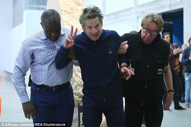 Kỳ lạ nghệ sĩ quyết “ấp trứng”… thành gà - 5 Sau 7 ngày sống trong đá tảng, lúc bước ra, Abraham cần sự hỗ trợ để bước đi. Những du học sinh người Trung Quốc tại Pháp khi đến xem trình diễn của Abraham đã kể cho anh nghe về Tôn Ngộ Không - chú khỉ sinh ra từ tảng đá.