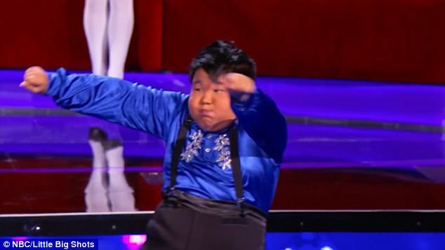 “Bé bự” nhảy cực sung gây sốt - 5 Biểu cảm của He Xiongfei khi nhảy múa cùng thân hình “bé bự” của cậu khiến khán giả rất thích thú.