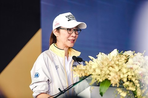 Giáo dục an toàn đường bộ theo cách làm mới cùng Safe Steps - 1 Dương Tử Quỳnh (tên tiếng Anh: Michelle Yeoh) là diễn viên kiêm nhà sản xuất nổi tiếng thế giới và là Đại sứ Chương trình Phát triển Liên Hiệp Quốc, người phát ngôn của Nhóm làm việc Cấp cao vì An toàn Đường bộ của FIA. Từ năm 2008, cô đã là một nhà hoạt động tiên phong cho chiến dịch Make Roads Safe, với chuỗi sự kiện thành công “Call for a Decade of Action” (“Kêu gọi vì một Thập kỷ Hành động”) vòng quanh thế giới. Cô cũng đóng vai trò quan trọng trong việc vận động cho các sáng kiến lớn như chiến dịch Hành động vì An toàn Đường bộ của FIA, chiến dịch #SaveKidsLives và giờ là chiến dịch SAFE STEPS - Các Bước An Toàn Đường Bộ.