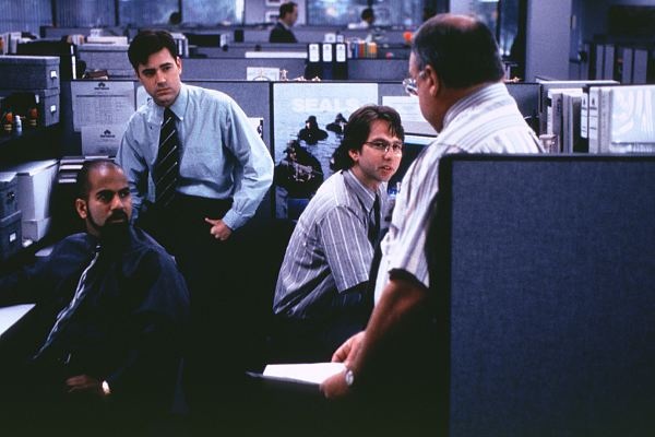 “Office Space” (Cách mạng công sở - 1999): Khi bắt đầu làm quen với cuộc sống nơi công sở, bạn trẻ sẽ phải làm quen với cảm giác lặp đi lặp lại của việc “mỗi ngày như mọi ngày”. “Cách mạng công sở” khai thác sự lặp lại đều đều đó của cuộc sống cơm áo trong giai đoạn trưởng thành.