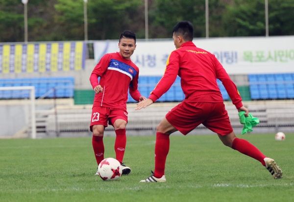 U20 Việt Nam hào hứng với buổi tập đầu tại Hàn Quốc - 2
Các cầu thủ U20 Việt Nam tập nhẹ