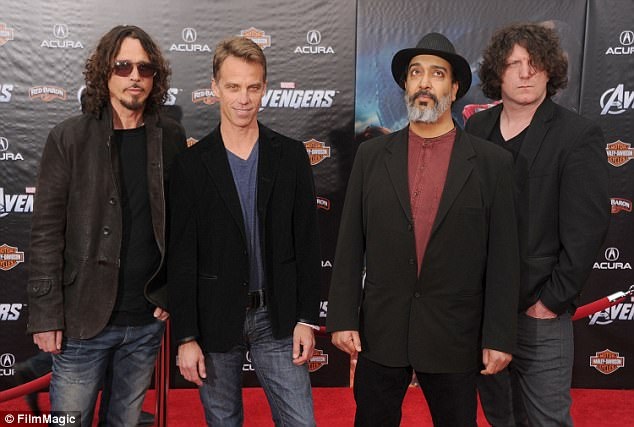 Nam ca sĩ nhạc rock bất ngờ qua đời chỉ vài giờ sau đêm nhạc - 5 Các thành viên trong nhóm nhạc Soundgarden hồi năm 2012. (Chris Cornell ngoài cùng bên trái)