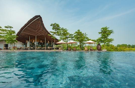 Sáng thức dậy giữa hương hoa thơm ngát - 5 Nhà hàng Forest kề bên bể bơi lớn
