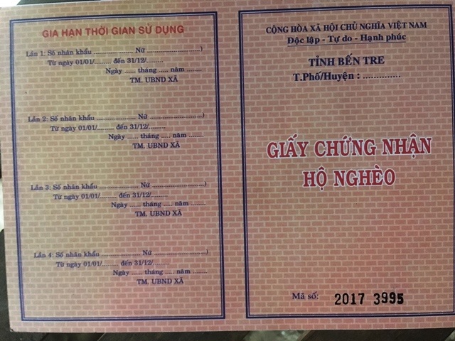 Chàng thanh niên tan vỡ ước mơ vì bệnh ung thư não - 5 Giấy chứng nhận hộ nghèo của gia đình bà Thu