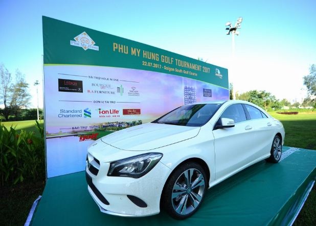 Giải đấu phong trào có giải thưởng đến 2,8 tỷ đồng - 4
Giải thưởng hấp dẫn nhất của môn Golf là 4 giải Hole In One trị giá từ 200 triệu đồng đến 1,5 tỷ đồng. Trong đó giải thưởng cao nhất là chiếc Mercedes Benz CLA200 dành cho ai đánh trung lỗ số 9:Tuy nhiên năm nay không có Golfer nào nào chinh phục được đỉnh cao này