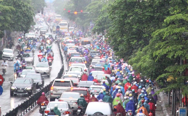 Đường phố Hà Nội ùn tắc nghiêm trọng sau trận mưa lớn kéo dài - 10
Đường Tây Sơn