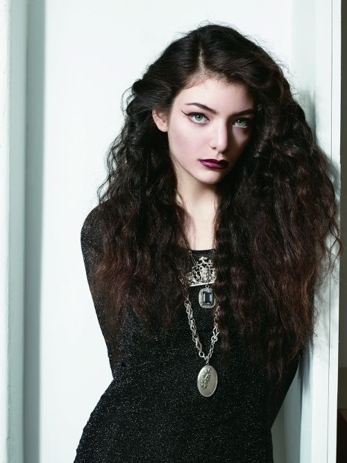Lorde: Một ca sĩ sẽ không thể hát nếu bị nghẹt phổi. Đó chính xác là những gì đã xảy ra với nữ ca sĩ “Royals” khi cô buộc phải hoãn một số show của mình tại Úc hồi năm 2014. Ở thời điểm đó, Lorde bị viêm phổi nặng, cô chia sẻ với các fan rằng: “Tôi rất buồn khi phải hoãn show, nhưng gia đình và các cộng sự đã khuyên tôi nên nghỉ một thời gian bởi tôi đã hoạt động quá sức rồi”. Lý giải của Lorde đã nhận được sự cảm thông.