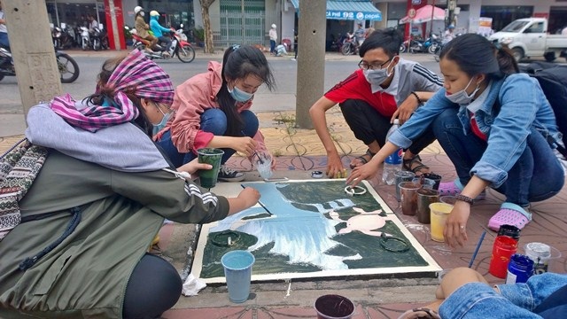 Biến nắp cống thành những... bông hoa xinh xắn - 5 Đây là hoạt động thử nghiệm của đoàn thanh niên phường Thới Bình