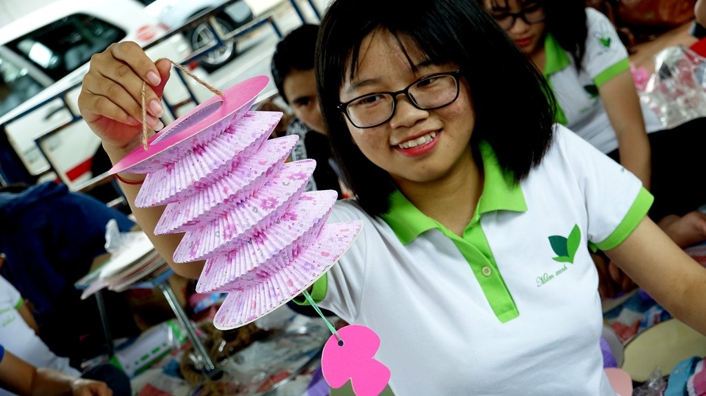 Du khách tò mò tấm bảng “mời bạn làm lồng đèn” ở công viên Tao Đàn - 4 Du khách tò mò tấm bảng “mời bạn làm lồng đèn” ở công viên Tao Đàn - 4