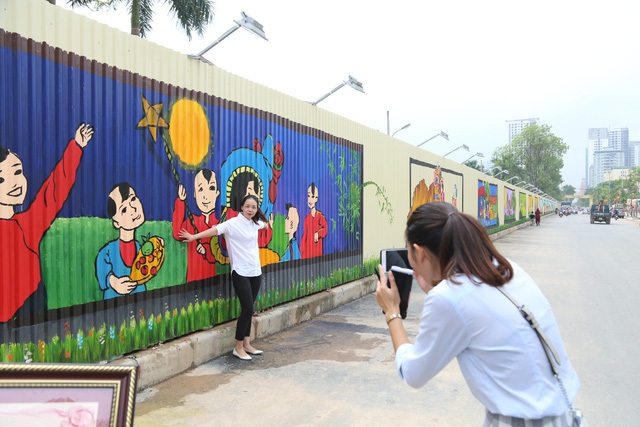 Bức tranh rộng gần 1.000 mét vuông (chiều dài hơn 300 mét, cao khoảng 3 mét) nằm trên lối đường Hồ Tùng Mậu, Bắc Từ Liêm, Hà Nội được Hội kỷ lục gia Việt Nam chứng nhận là bức tranh 3D dài nhất Việt Nam.