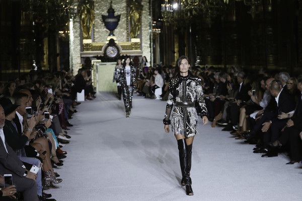 Dàn siêu mẫu tụ hội trong show của Balmain - 18
Bianca Balti