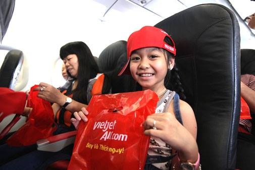 Hành khách nhí đáng yêu mùa trung thu Vietjet - 5 Em về cùng với túi quà trung thu đầy ắp