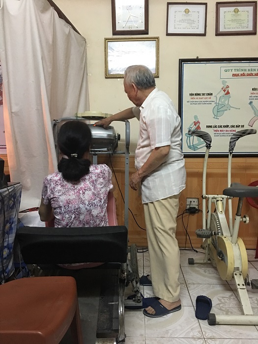 Bác sĩ già 25 năm chữa bệnh miễn phí cho người nghèo - 4
Không ngại mưa nắng, công việc riêng tư, ông Chương vẫn ở cửa phòng khám đều đặn mỗi ngày từ 7h30’ sáng đến 20.00 tối, cả thứ 7, chủ nhật