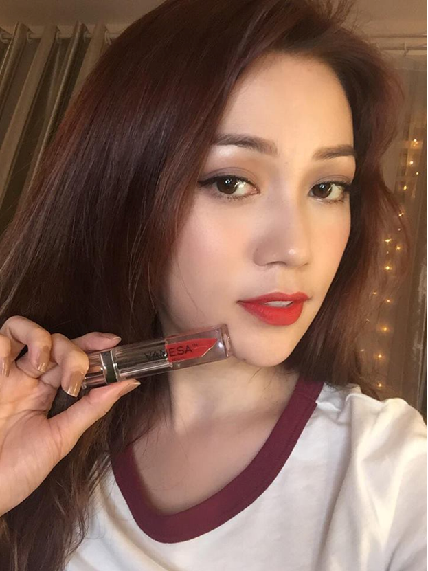 Vừa ra mắt chỉ mới 1 tuần, set son kem cho nàng môi thâm đã cháy hàng - 5 Ca sỹ Sỹ Thanh là tín đồ của dòng son kem Vanes