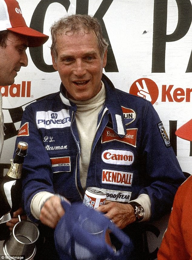 Đồng hồ của tài tử điện ảnh xác lập kỷ lục thế giới về giá - 5 Paul Newman được vợ tặng chiếc đồng hồ hồi năm 1968. Mặt sau của chiếc đồng hồ có khắc “drive carefully” (lái xe cẩn thận) như một lời nhắc nhở đối với ông - người đam mê đua xe mô-tô.