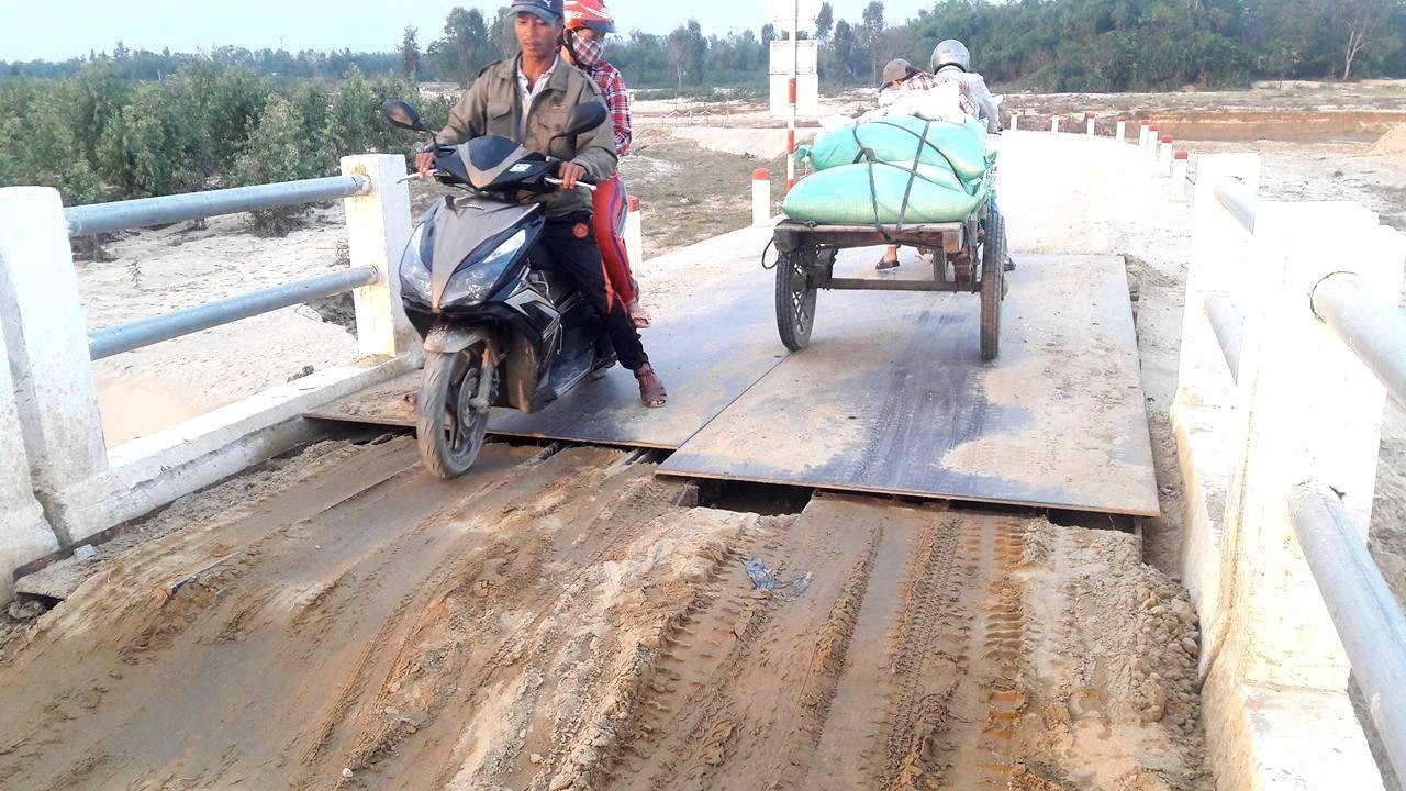 Cầu đường chục tỷ vừa khánh thành, chỉ một cơn lũ đã tan hoang - Ảnh 5. Cầu đường chục tỷ vừa khánh thành, chỉ một cơn lũ đã tan hoang - Ảnh 5.