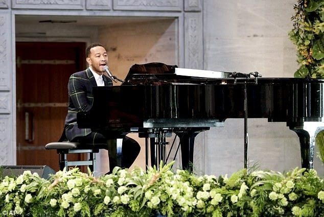 Siêu mẫu áo tắm: Bầu bí vẫn xinh đẹp - 5
John Legend tham gia trình diễn trong sự kiện tối 10/12