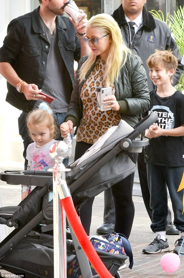 Christina Aguilera và hình ảnh hiếm hoi bên 2 con - 3
Max, con đầu lòng của Christina Aguilera là kết quả cuộc hôn nhân đầu tiên của cô với chồng cũ Jordan Bratman