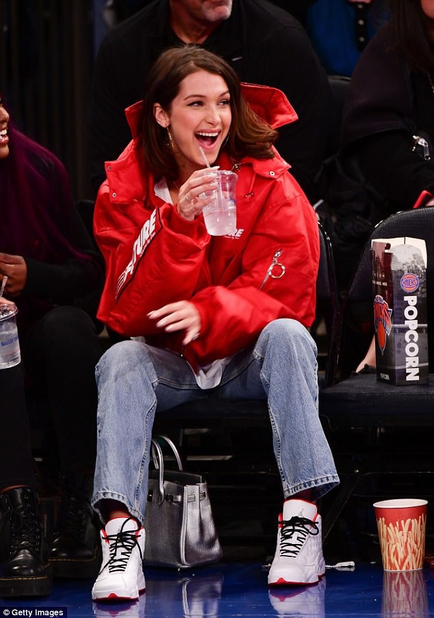 
Năm2017 có thể coi là năm của Bella Hadid khi cô là cái tên hot nhất nhì làng thời trang quốc tế
