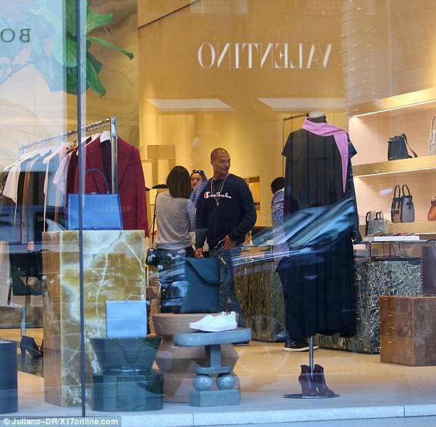 Con gái tỷ phú Topshop hạnh phúc đi mua sắm cùng bạn trai người mẫu - 5
Chloe Green và Jeremy Meeks hẹn hò từ khi Jeremy còn chưa bỏ vợ và vợ của nam người mẫuy ày rất tức giận tố cáo Chloe là người thứ ba chen vào chuyện tình cảm của vợ chồng cô