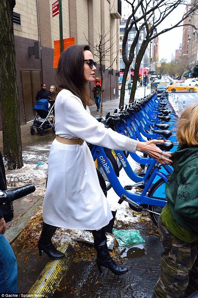 
Angelina Jolie rất bận rộn trong dịp cuối năm nhưng cô luôn đặt các con lên ưu tiên hàng đầu
