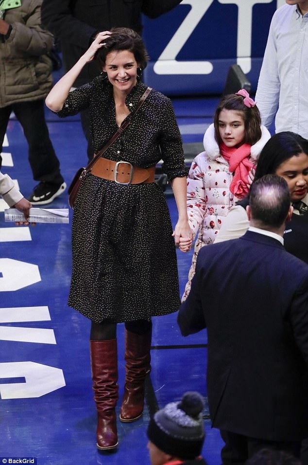 Katie Holmes đưa con gái đi xem bóng rổ - 5
Con tôicó một tuổi thơ yên bình, vui vẻ. Tôi thì hạnh phúc với những gì mình đã làm được nhưng quan trọng hơn với tôi đó là mong ước thấy con thành công trong tương lai, Katie Holmes chia sẻ