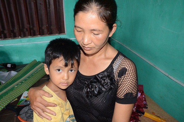 Mẹ ốm đau, anh bệnh tật, bé Dương phải chịu cảnh đói rét, đến quần áo của con cũng là hàng xóm cho.