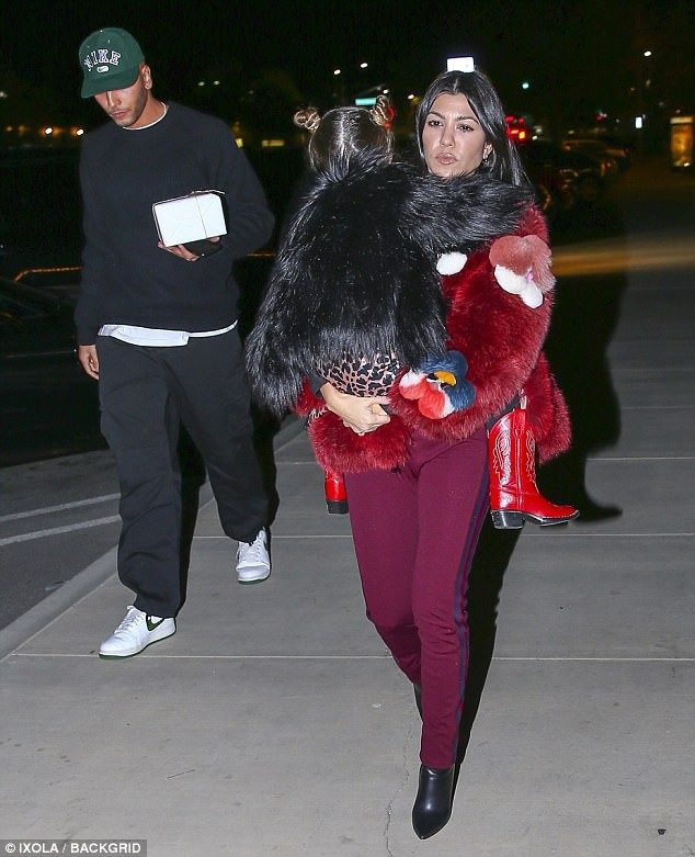 
Kourtney Kardashian từng yêu bạn trai Scott Disick gần chục năm và có với nhau 3 mặt con
