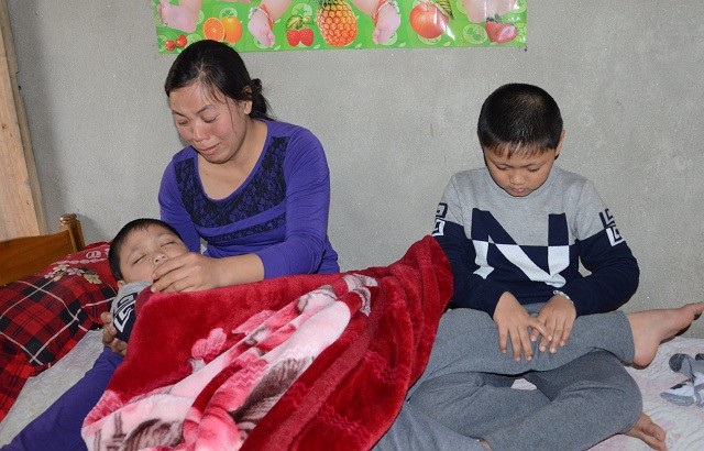 Túng tiền, mẹ bất lực cho con uống thuốc ngủ để... giảm đau - 5 Tú phải điều trị định kỳ hàng tháng ở Viện huyết học & Truyền máu TƯ. Mấy hôm nay em sốt cao không dứt. Nhưng vì chưa vay được tiền, nên em vẫn chưa thể tới viện.