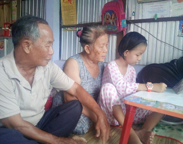 Ông bà nội em Tuyền giờ chỉ còn biết cầu trời cho cháu mạnh khỏe chứ không còn khả năng trị bệnh cho cháu.