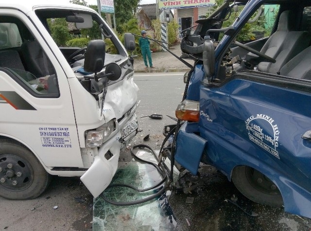 3 xe tải tông nhau, một tài xế kẹt cứng trong cabin - 1 Phần đầu 2 xe tải bị hư hỏng nặng.