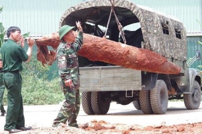 Di dời bom "khủng" nặng gần nửa tấn - 1 Công binh di dời thành công qua bom nặng gần 500 kg (ảnh CTV)