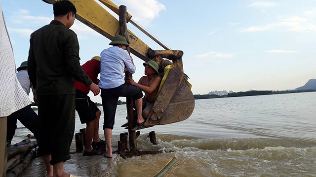 Nhiều làng xã Hà Nội chìm trong biển nước - 7 Lực lượng chức năng dùng cần cẩu đóng cọc gia cố đê sông Bùi 2