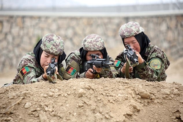 
Sĩ quan Zahra Ahamadi, 21 tuổi, từ tỉnh Bamyan cho biết: “Trong quá khứ tôi đã rất sợ khủng bố, nhưng giờ tôi đã có thể chiến đấu mà không sợ hãi. Tôi muốn tiến lên tiền tuyến đã đáp trả những gì chúng đã gây ra”.

