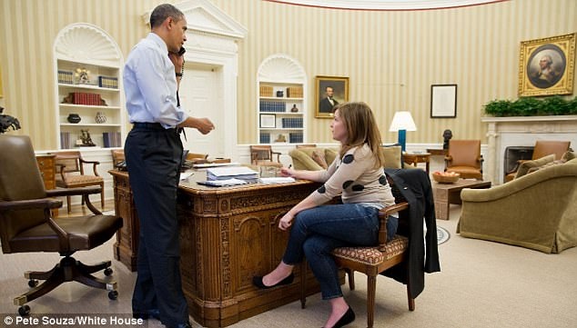 Cựu trợ lý kể chuyện được ông Obama "làm mối" - 5
Bà chia sẻ rằng ông Obama có phong cách lãnh đạo khá không theo khuôn phép. Bà cũng cho biết người nắm giữ quyền lực mềm trong Nhà Trắng lại chính là cựu đệ nhất phu nhân Michelle Obama. (Ảnh: Nhà Trắng)