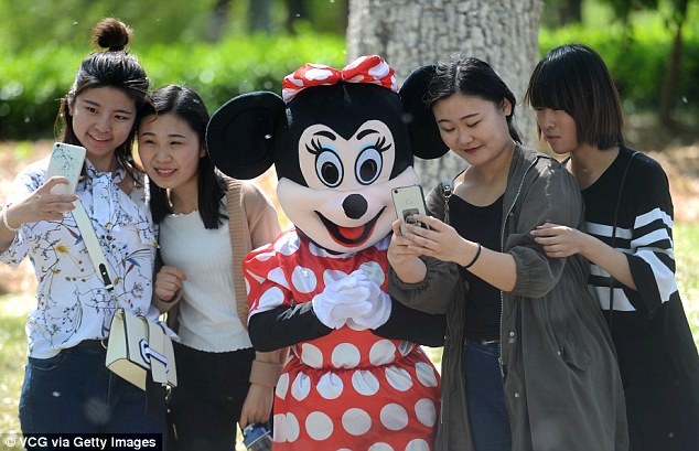 “Chuột Minnie buồn nhất” và câu chuyện cảm động mẹ chồng - nàng dâu - 3 Bà Yin ngày ngày mặc bộ đồ chuột Minnie tới công viên để chụp hình với các vị khách. Tất cả số tiền kiếm được từ công việc này bà dành để giúp con dâu chữa bệnh.